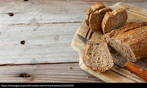 Vollkornbrot Auf Einem Holztisch Lizenzfreies Bild