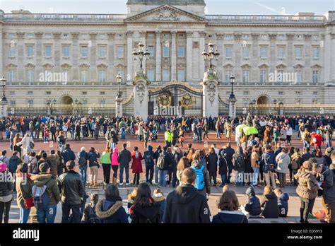 Londra Buckingham Palace Con La Folla Raccolta Per Guardare Il Cambio