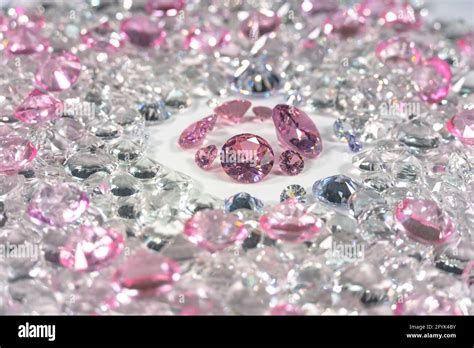 A Group Of Pink Diamonds Arranged In The Middle Of White Diamonds In A