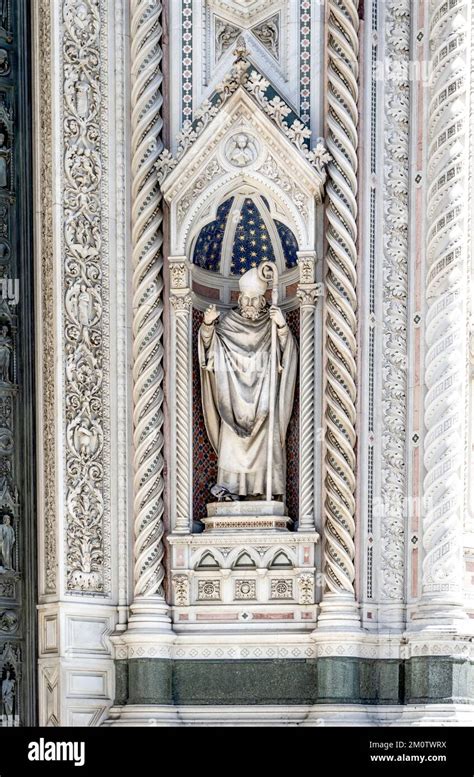 Statua Di San Zanobi Facciata Della Chiesa Di Santa Maria Del Fiore O