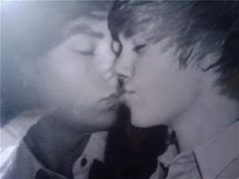Justin Bieber Es Gay Red
