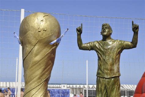 Inauguraron la primera estatua de Messi como campeón del mundo