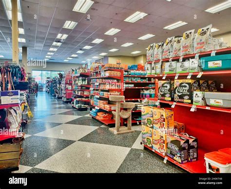 Petsmart Inside Hi Res Stock Photography And Images Alamy