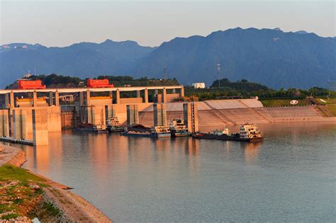 揭秘三峡“大船爬楼梯、小船坐电梯”壮景啥样