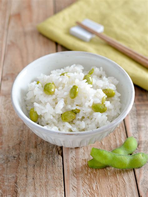 枝豆をたっぷり混ぜ込んだ、枝豆ごはん。 ゆでた枝豆をお米と一緒に炊くだけで簡単です。 枝豆がとってもいい香り！ 素朴な味わいの、夏らしい