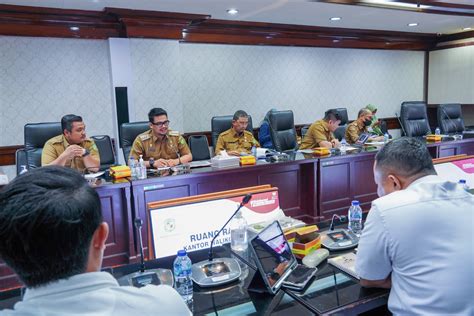 Galeri Foto Wali Kota Medan Bobby Nasution Memimpin Rapat Paparan