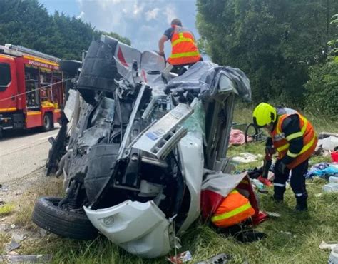 Choc Frontal Entre Un Camping Car Et Une Voiture En Is Re Le Dernier