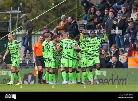 Jordan Garrick 11 Von Forest Green Rovers Feiert Sein Ziel Es Beim