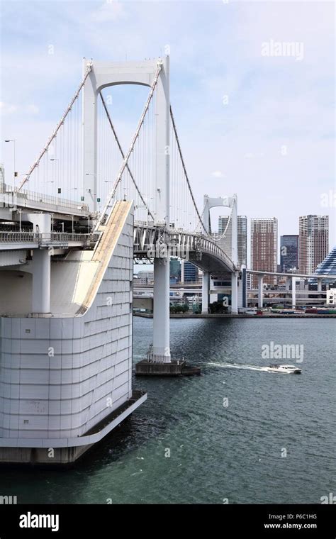 Rainbow Bridge in Tokyo - city view with skyline Stock Photo - Alamy