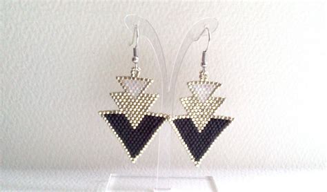 BOUCLES D OREILLES 3 TRIANGLES EN PERLES MIYUKI DELICA NOIR ARGENTE