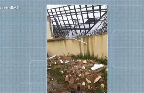 Telhado de sala de aula desaba em escola rural após forte chuva no