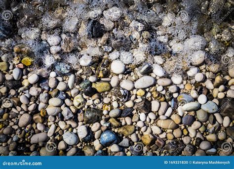 Fundo De Seixos Marinhos Multicoloridos Na Praia Em Espuma Marinha