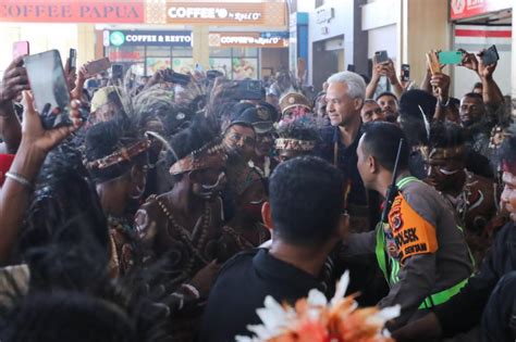 Tokoh Adat Masyarakat Setempat Sambut Kedatangannya Di Papua Ganjar