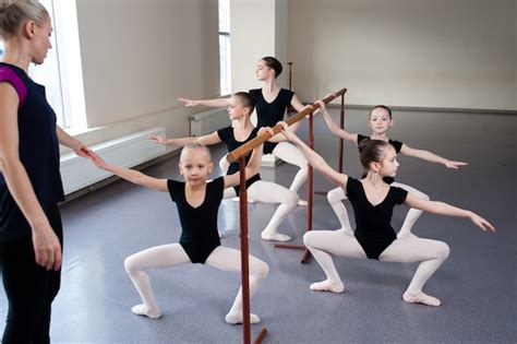 A los niños se les enseñan posiciones de ballet en coreografía Foto