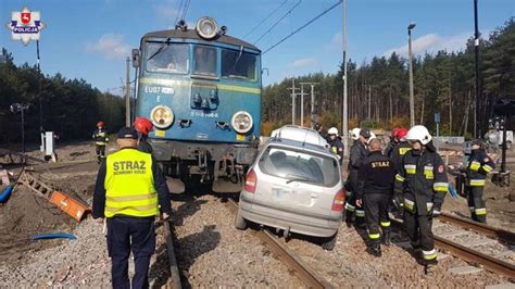 Ominął samochód i wjechał PROSTO POD POCIĄG Chwile grozy w Gołębiu