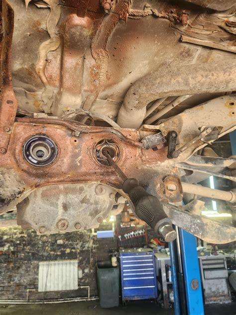 Задние саленблоки редуктора — Nissan Pathfinder (3G), 2,5 л, 2007 года ...
