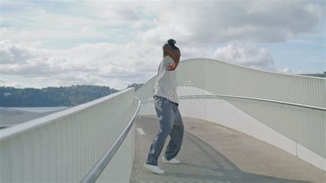 Coreógrafo Sensual Faz Dança Na Ponte Moderna Homem Dança