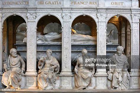 Apostles Around The Empty Tomb Photos and Premium High Res Pictures - Getty Images