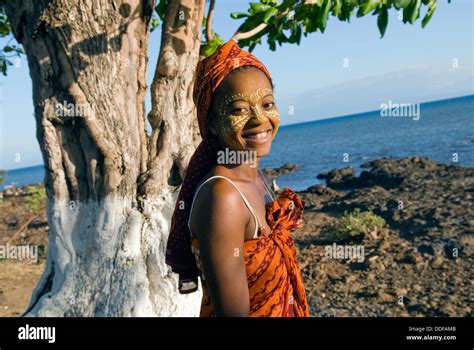 Joven Mujer Malgache En El Borde Del Oc Ano Rbol Sagrado Sitio En