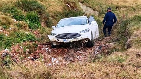 Despistó en la autovía Artigas Auto quedó en el centro de los dos