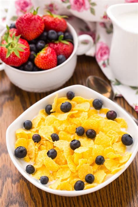 Corn Flakes Mit Erdbeeren Und Blaubeeren Stockbild Bild Von