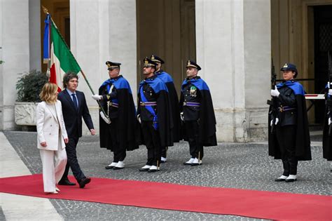 Javier Milei A Palazzo Chigi Accolto Da Giorgia Meloni Le Foto