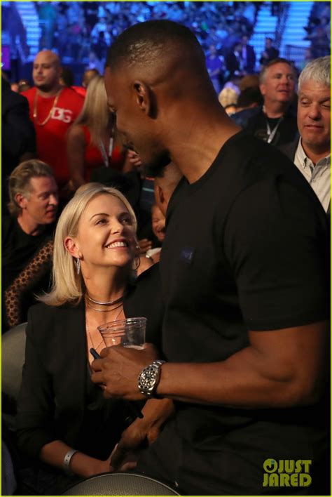 Charlize Theron Chris Hemsworth Watch The Big Fight In Vegas Photo