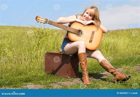 Mujer Hermosa Con Una Guitarra Al Aire Libre Imagen De Archivo Imagen