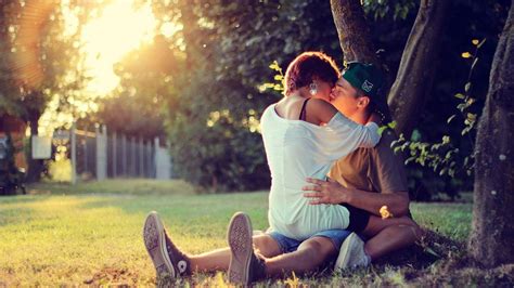 Romantic Kissing Couples Wallpapers