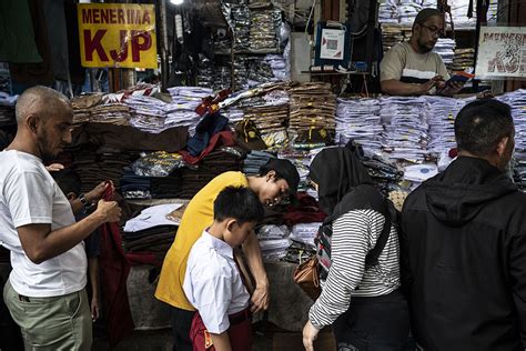 Penjualan Seragam Sekolah Meningkat