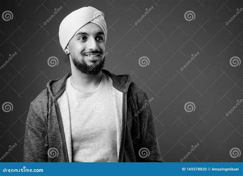 Joven Hombre Sij Indio Barbudo Con Turbante En Fondo Gris Foto De