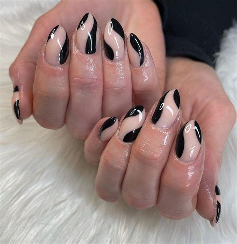 Unhas nude preto ideias para você abusar dessa combinação