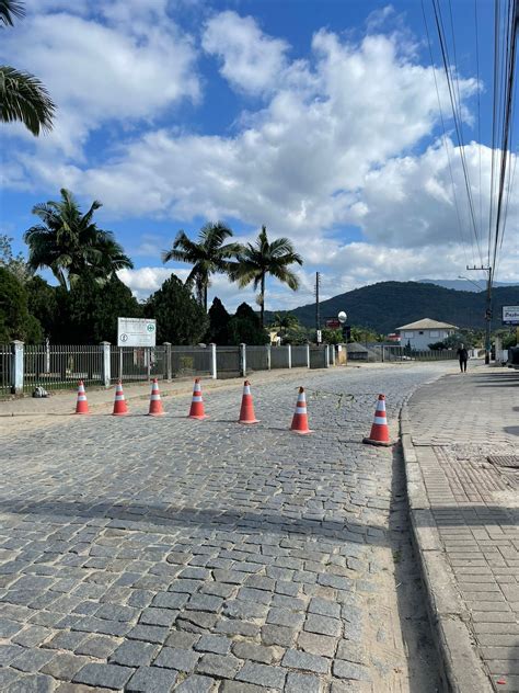 Rua Alferes recebe tubulação de 1 5 metro e trecho fica interditado