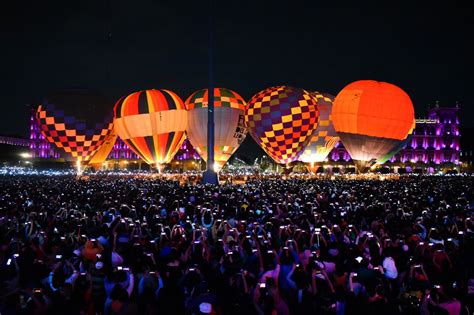 El Festival Internacional del Globo de León hace brillar el Zócalo