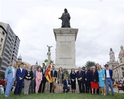 Lo Rat Penat reclama el manteniment de l Estàtua de Vinatea en la plaça