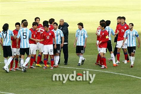 Md포토 웃는 아르헨티나와 고개숙인 축구대표팀 In 남아공 네이트 스포츠