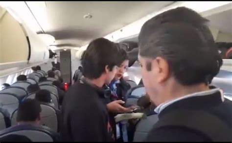 Una familia baja del avión donde viajaba AMLO video