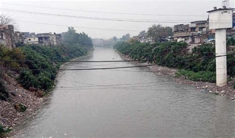 راولپنڈی، دن بھر جاری رہنے والی بارش کی وجہ سے نالہ لئی میں پانی کی سطح