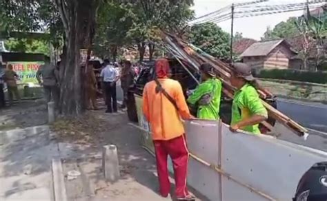 Petugas Gabungan Copot Ratusan Reklame Tak Berizin Di Jombang