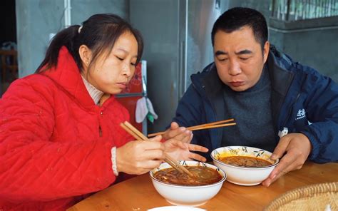 桃子姐和幺弟一起挖山药，回家泡一碗酸辣粉，鲜香美味，真解馋 蜀中桃子姐 蜀中桃子姐 哔哩哔哩视频