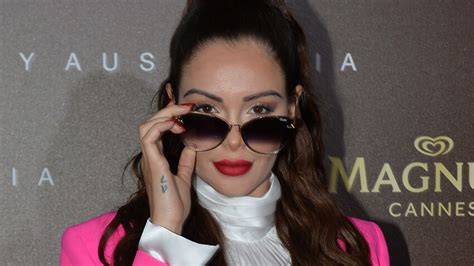 Nabilla en bikini riquiqui la future maman sexy pour dévoiler son baby bump Femme Actuelle