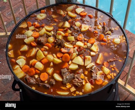 Ungarisches Rindergulasch in einem großen gusseisernen Topf gekocht