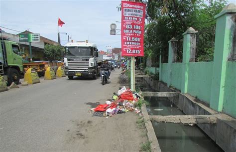 Sampah Jakarta Pembuang Sampah Liar Kecewakan Warga Plumpang Semper