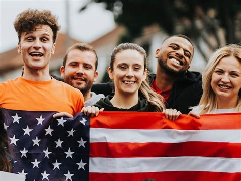 Grupo De Jóvenes Adultos Mostrando Una Bandera Estadounidense Foto