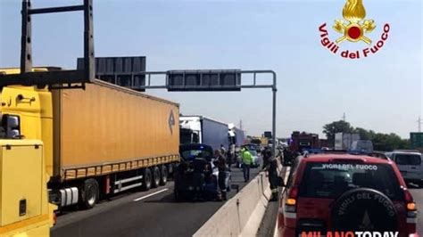 Incidente In A4 Auto Schiacciata Tra Due Tir