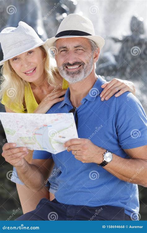 Un Couple En Train De Lire Une Carte Touristique Avec Un Sourire Joyeux