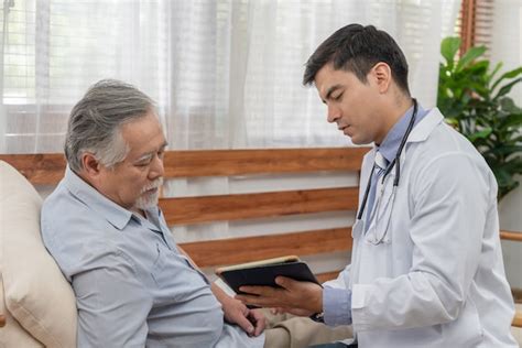 Médico explicando os resultados dos exames de saúde paciente idoso