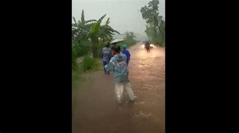 Banjir Bandang Terjang Lamongan Tanggul Sungai Jebol Dan Ratusan