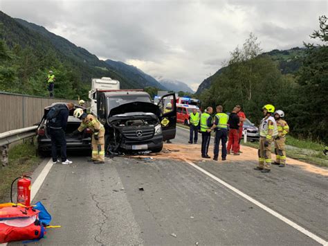 Schwerer Verkehrsunfall In Ried Im Oberinntal Forderte Drei Verletzte