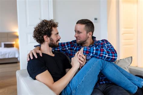 Pareja Gay Guapo Acostado En La Cama Juntos Rom Ntica Pareja Gay Joven Abraz Ndose Cari Osamente